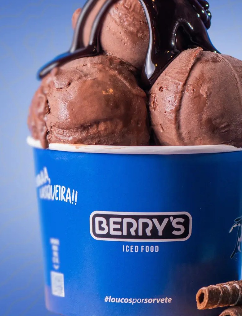 Potinho de sorvete artesanal Berry's com calda de chocolate